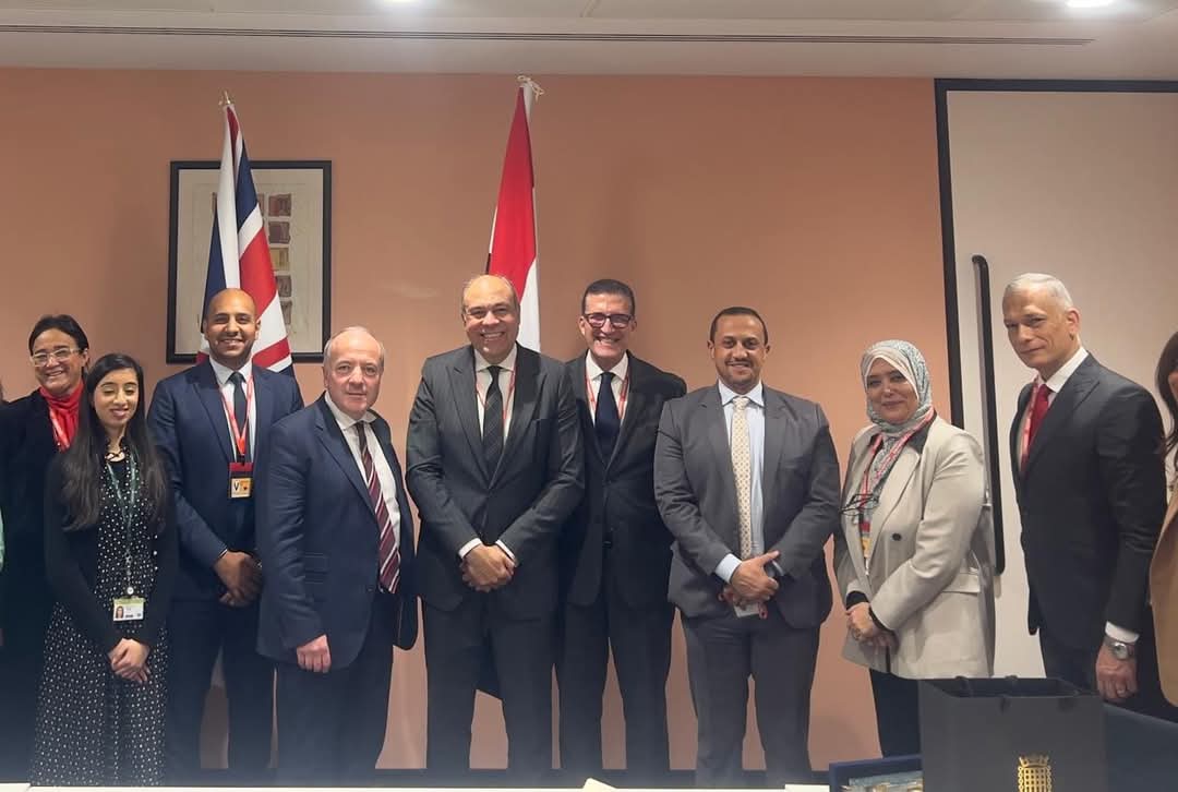 الحفنى يلتقى الوزير المفوض البريطانى لشئون الطيران