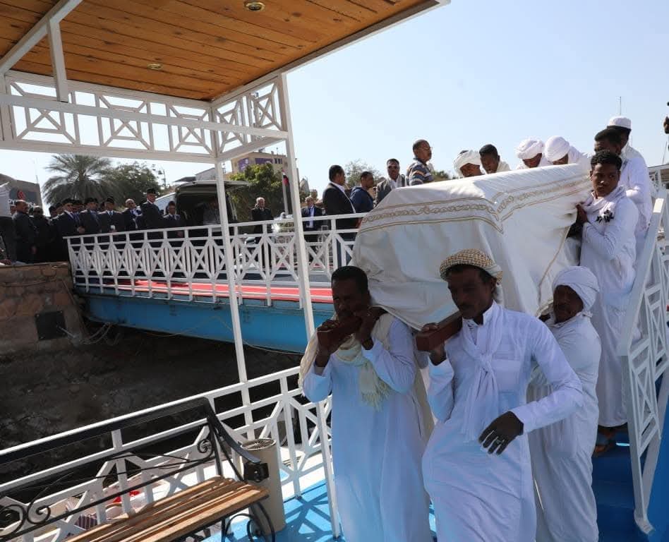 فى موكب مهيب... محافظ أسوان يتقدم مراسم دفن الأمير كريم الأغاخان