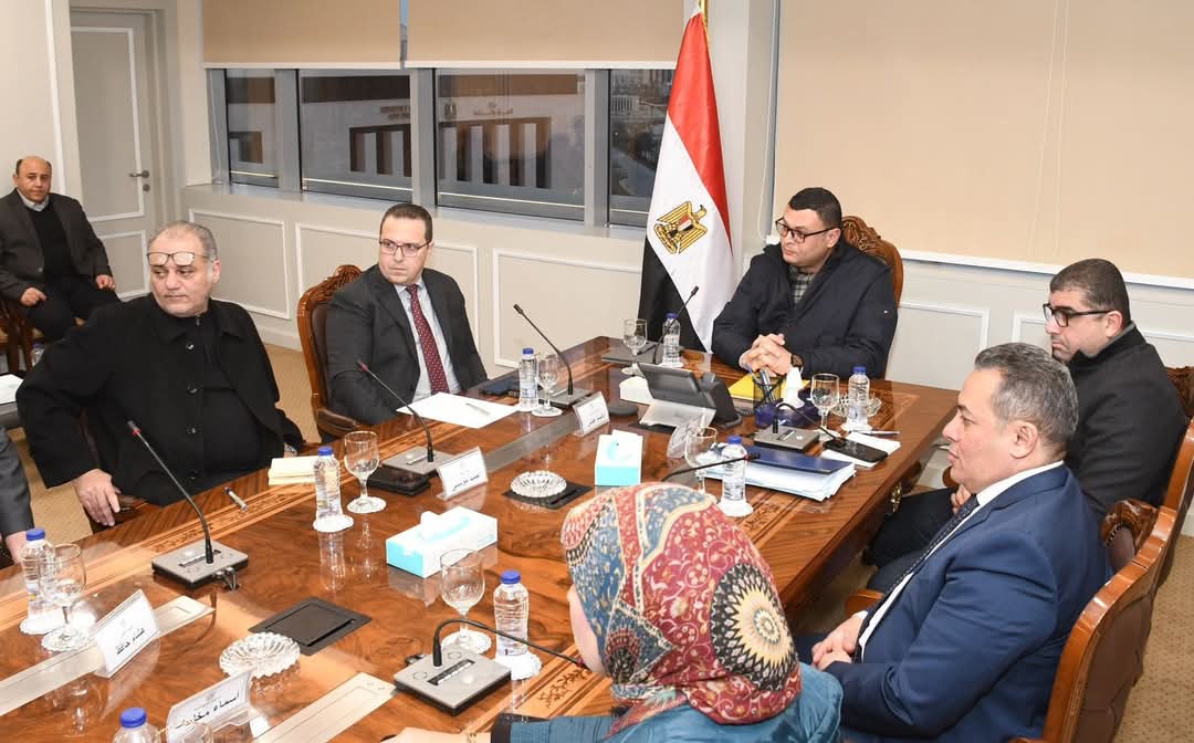 وزير الإسكان يستعرض المخطط الإستراتيجى لمدينة السويس الجديدة