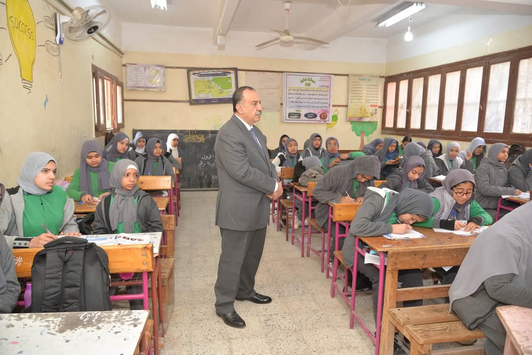 محافظ أسيوط .. يتفقد مدرسة الوليدية الإعدادية للبنات
