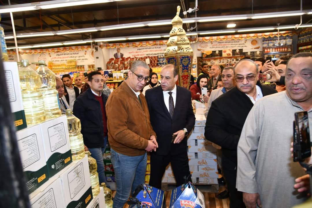 محافظ الفيوم .. يفتتح معرض «حزب الشعب الجمهوري» لبيع السلع بأسعار مخفضة