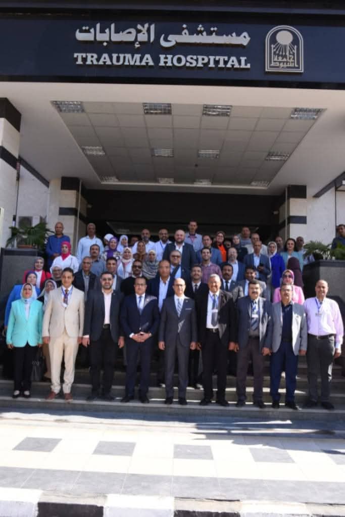 رئيس جامعة أسيوط يستعرض جهود مستشفى الإصابات والطوارئ