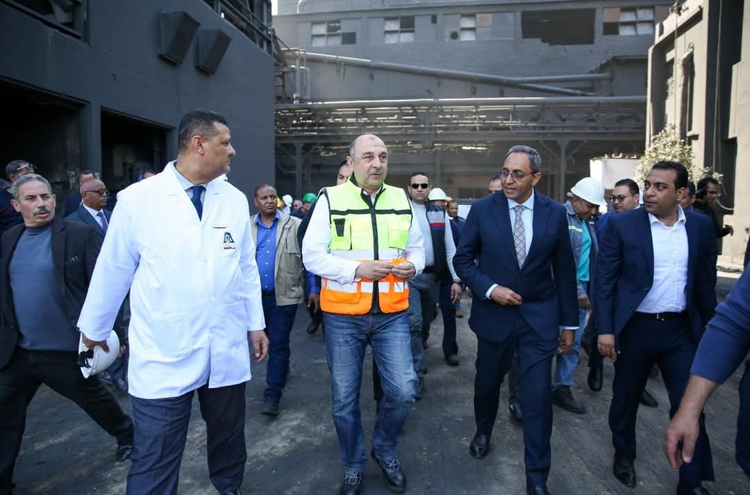 وزير قطاع الأعمال العام يتفقد مصانع مجمع الألومنيوم بنجع حمادى