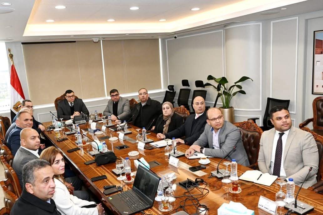 وزير الإسكان يستعرض الخطة الترويجية لأحد المشروعات بالعاصمة الإدارية الجديدة