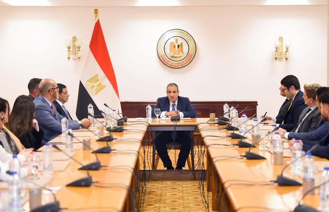 وزير الخارجية يلتقى بطلاب من جامعات فيينا ونورثمبريا والألمانية بالقاهرة