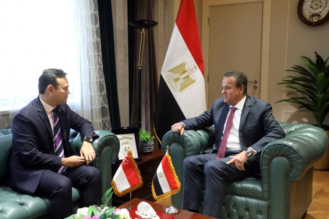 وزير الصحة يستقبل وزير الدولة الأول للدفاع والقوى العاملة بسنغافورة