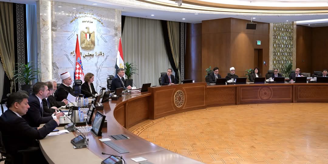 رئيس الوزراء: الحكومة تسعى لتوفير بيئة استثمار أكثر جاذبية فى مجال البترول والطاقة