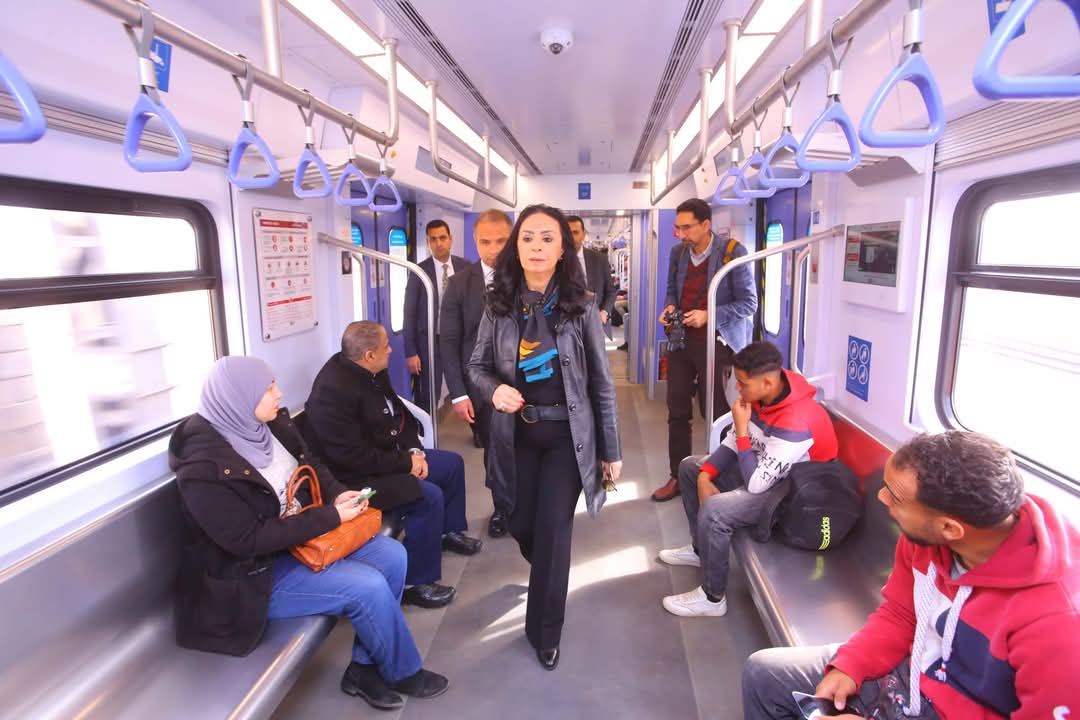 وزيرة التضامن تستقل القطار الكهربائي لمقر الوزارة فى العاصمة الإدارية الجديدة  