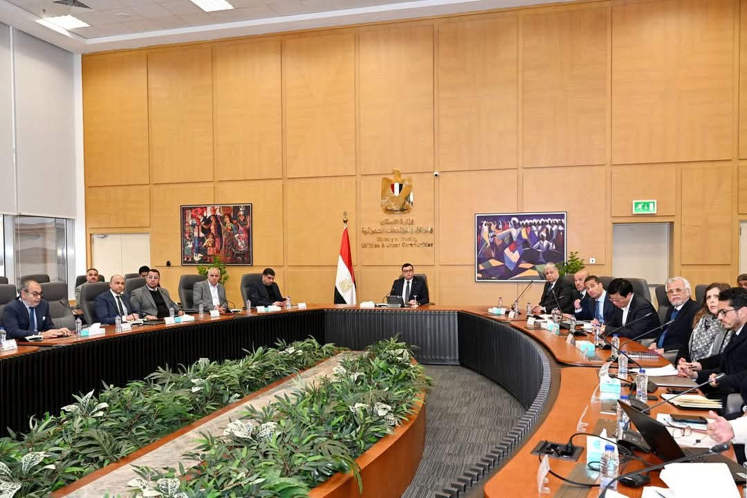 وزير الإسكان يتابع موقف تنفيذ أبراج "الداون تاون" وبحيرات "كريستال لاجون" بالعلمين الجديدة