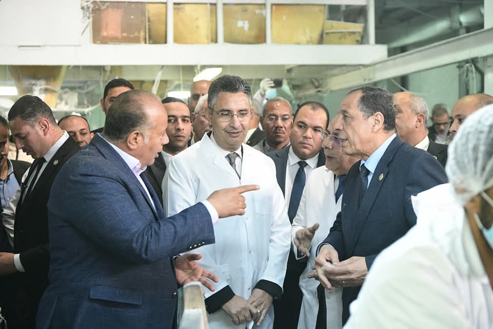 وزير التموين يتفقد مصنعي السكر والورق بقوص لدعم الإنتاج