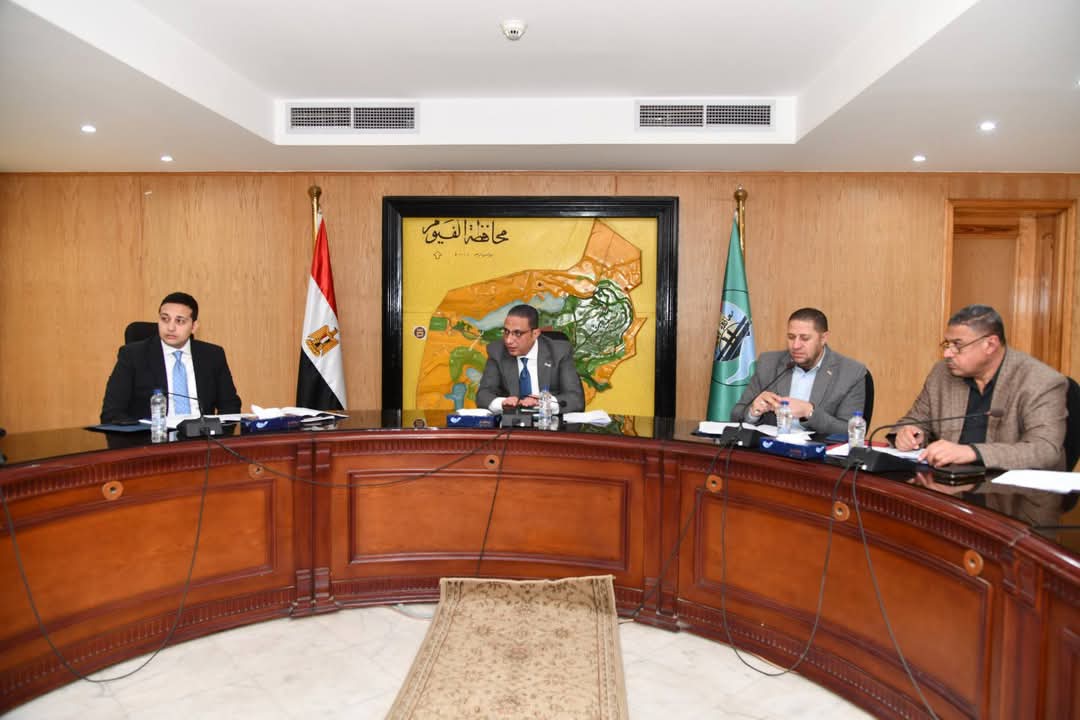 محافظ الفيوم يتابع مستجدات التصالح وتقنين الأراضي
