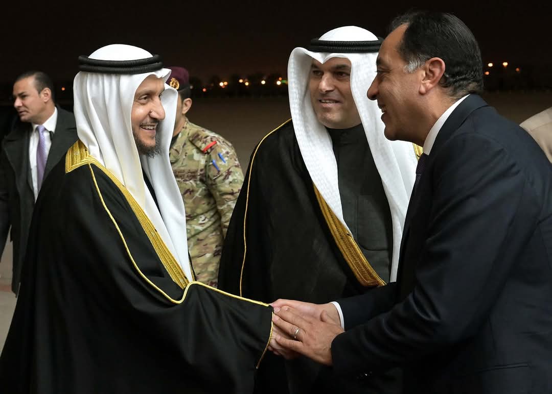 رئيس الوزراء يصل الكويت .. في زيارة رسمية لتعزيز مجالات التعاون المشترك