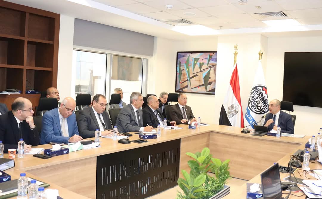 وزير قطاع الأعمال يجتمع برؤساء الشركات القابضة