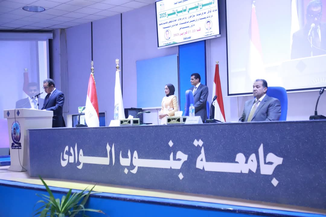 رئيس جامعة جنوب الوادى يفتتح الأسبوع البيئ