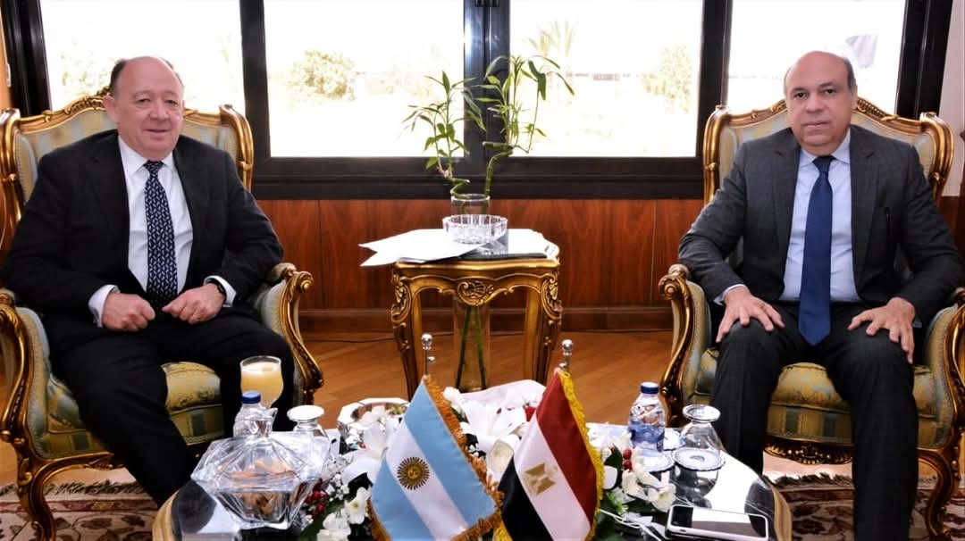 وزير الطيران يبحث مع سفير الأرجنتين التعاون المشترك فى النقل الجوى 