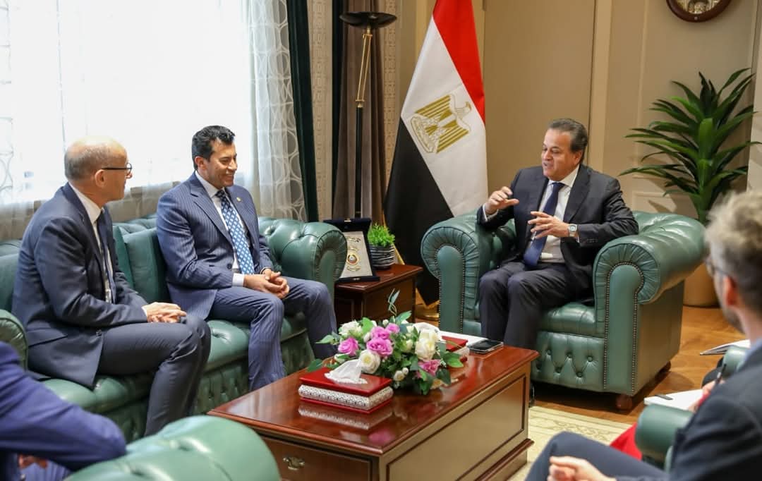 وزير الصحة يلتقى وزير الشباب ورئيس الإتحاد الدولى للرياضات الجامعية