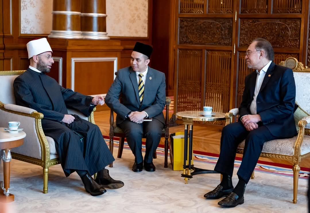 رئيس وزراء ماليزيا يستقبل وزير الأوقاف لتعزيز التعاون الدينى والثقافى