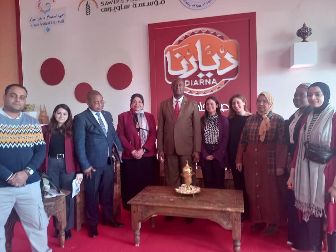 سفير الكونغو الديمقراطية يزور معرض«ديارنا للحرف اليدوية والتراثية»  