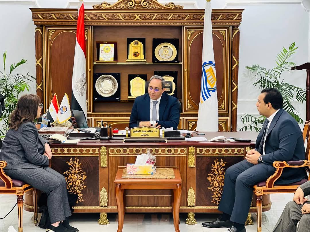 محافظ قنا يناقش استكمال مشروعات البنية التحتية