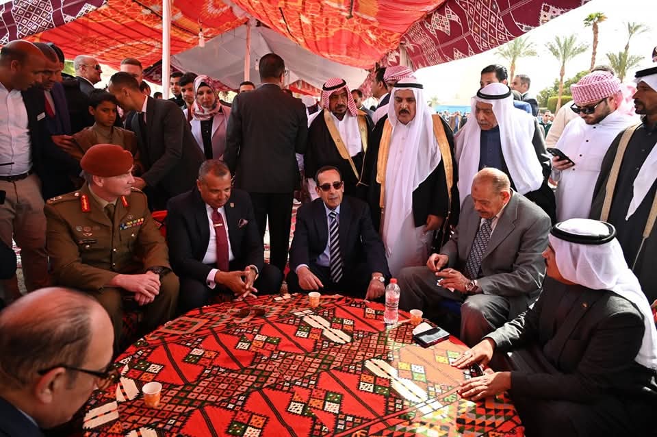 محافظ جنوب سيناء يسلم عقود عمل لبعض ذوى الهمم