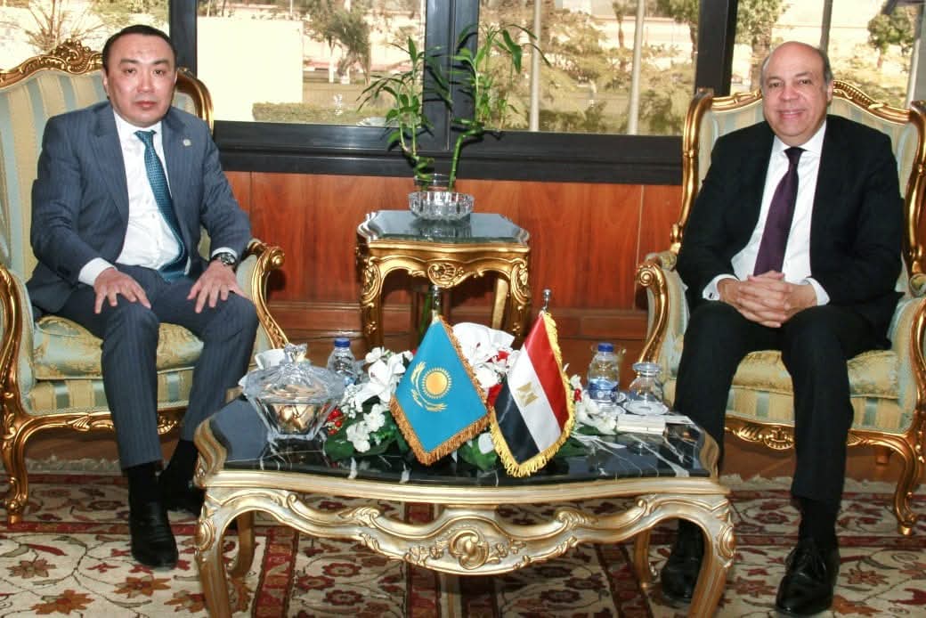 وزير الطيران يبحث مع السفير الكازاخستانى زيادة الرحلات الجوية بين البلدين