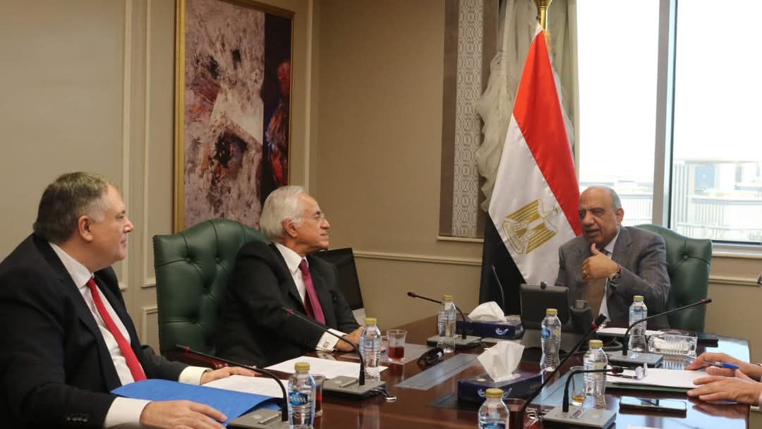وزير الكهرباء يبحث مع رئيس مجموعة "كوبولوزيس "مستجدات مشروع الربط بين مصر واليونان 