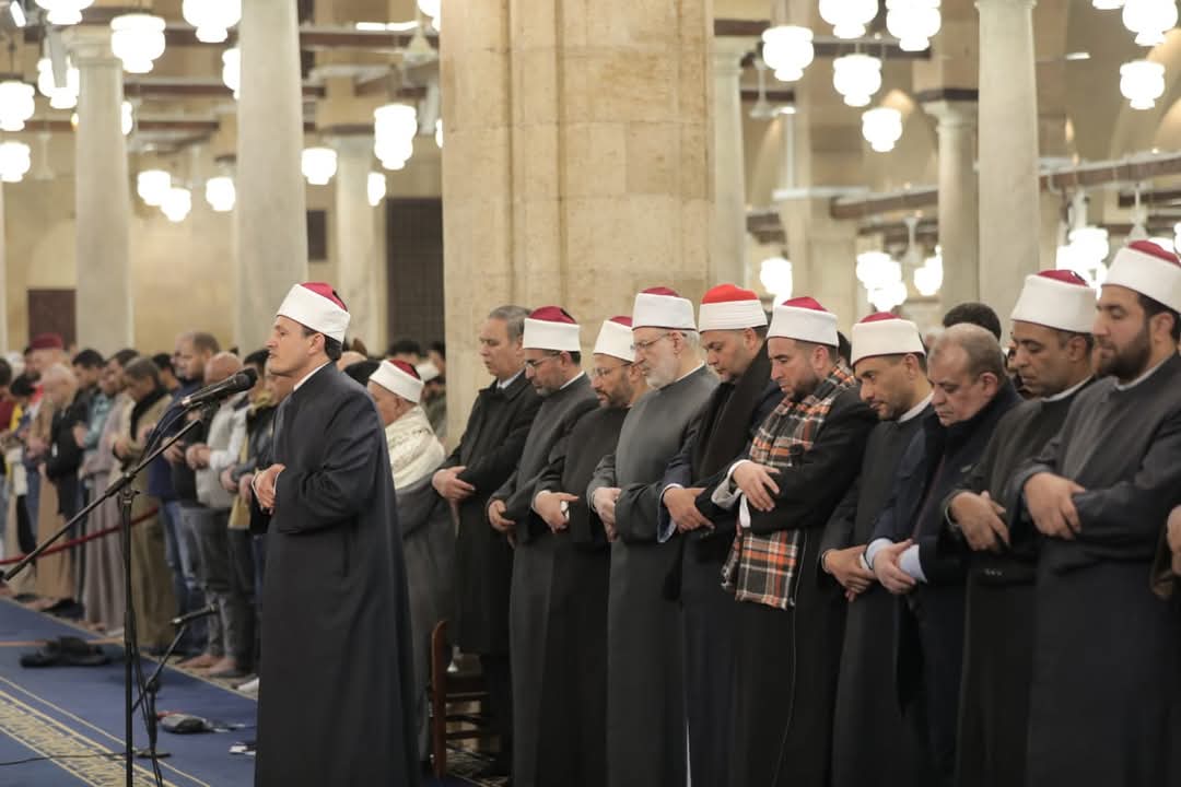 آلاف المصلين يؤدون صلاة تراويح الليلة الأولى..بالجامع الأزهر 