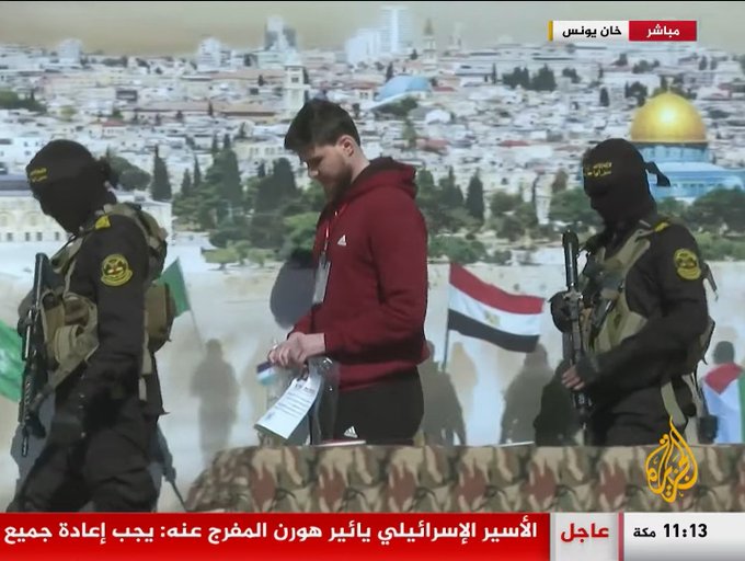 علم مصر على منصة تسليم الأسرى الفلسطينيين يثير تفاعلا كبيراً