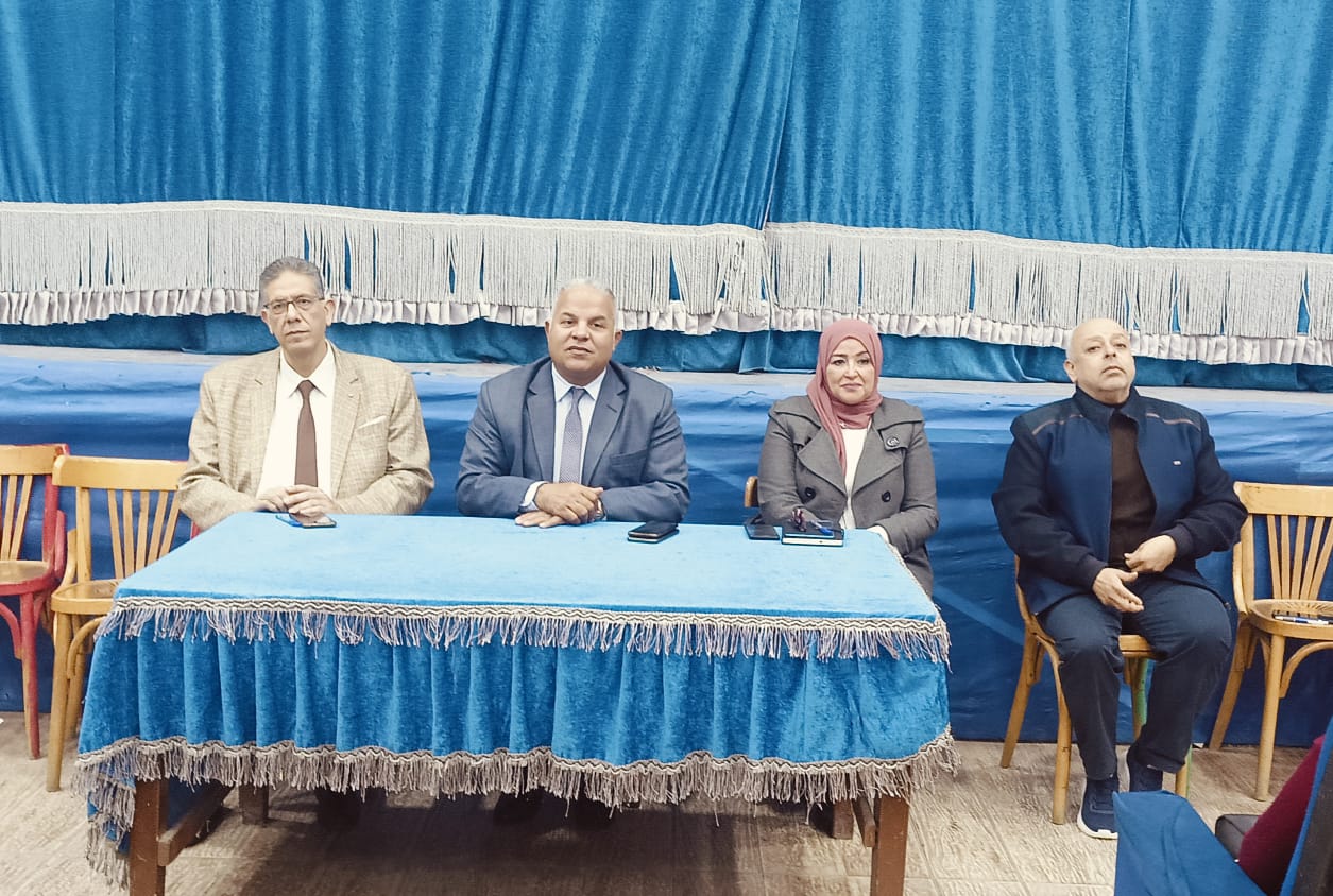 وكيل وزارة التعليم بالفيوم يكرم المعلمين .. ويؤكد أهمية الذكاء الاصطناعي في المدارس