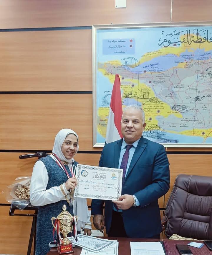 "قبيصي" يكرم صاحبة  برونزية بطولة الجمهورية لرفع الأثقال