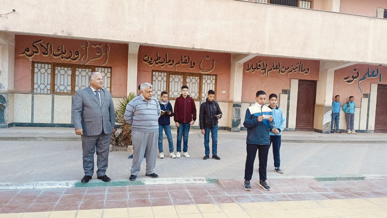 إحالة مسؤولين ومعلمين بمدرسة بالفيوم للتحقيق بسبب التأخير عن الطابور