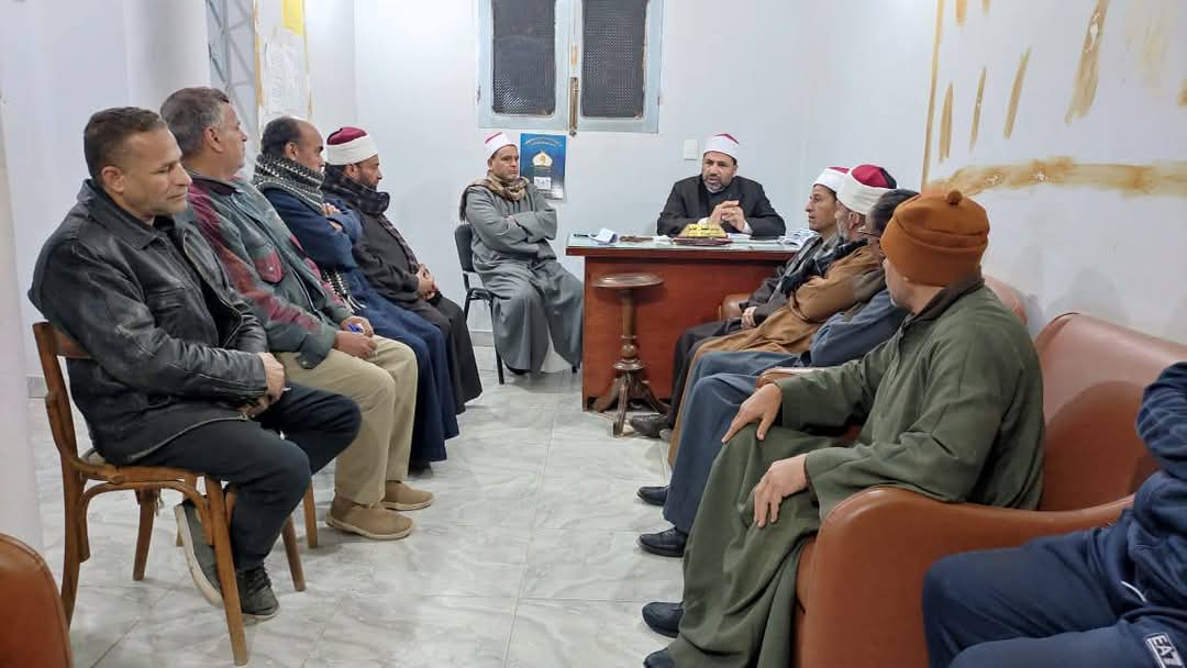 وكيل أوقاف الفيوم يناقش تحسين الأداء الإداري بإدارة طامية ثان