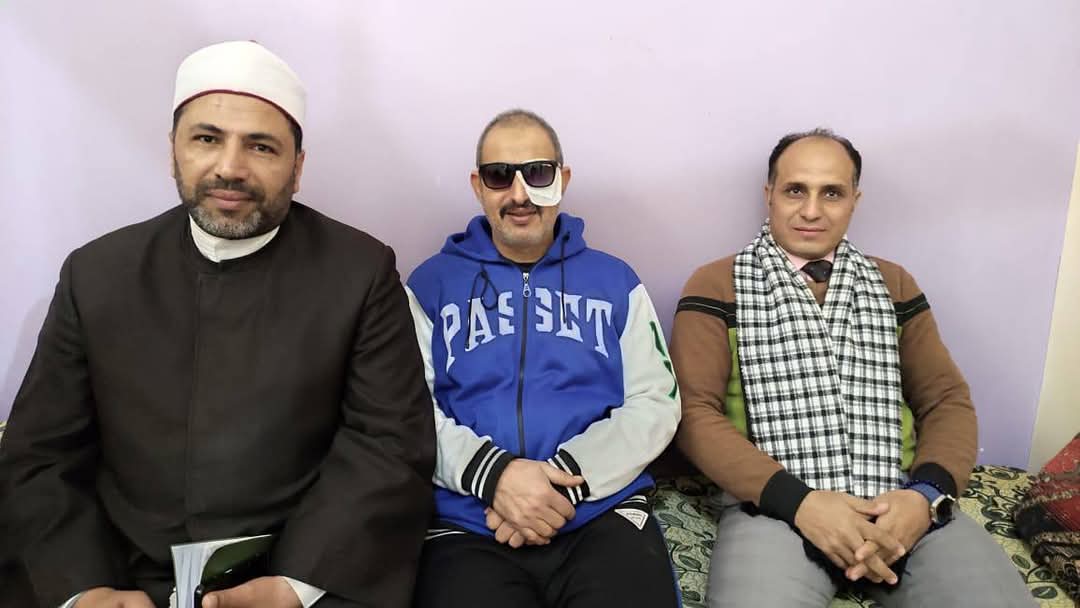 وكيل أوقاف الفيوم يزور موظفًا .. للاطمئنان على صحته