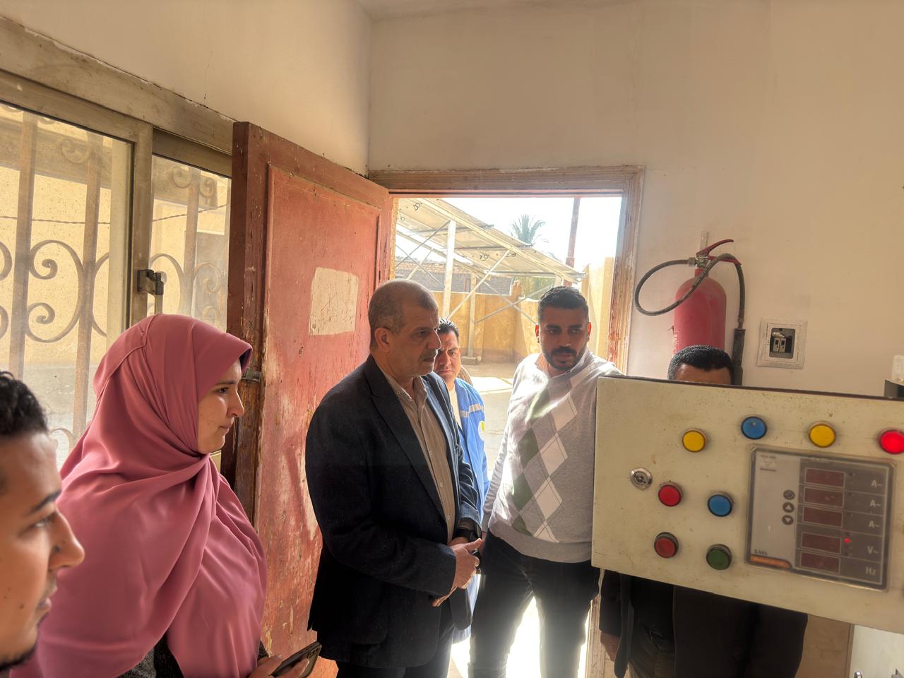 رئيس مياه الفيوم يتفقد أول محطة صرف صحي تعمل بالطاقة الشمسية بسنورس