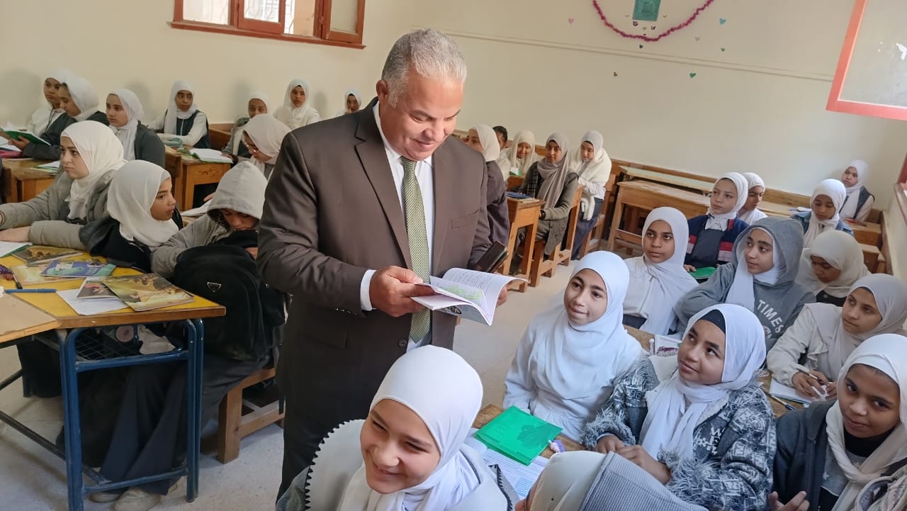 وكيل تعليم الفيوم يتابع انتظام الدراسة .. في مدارس سنورس وشرق وغرب الفيوم