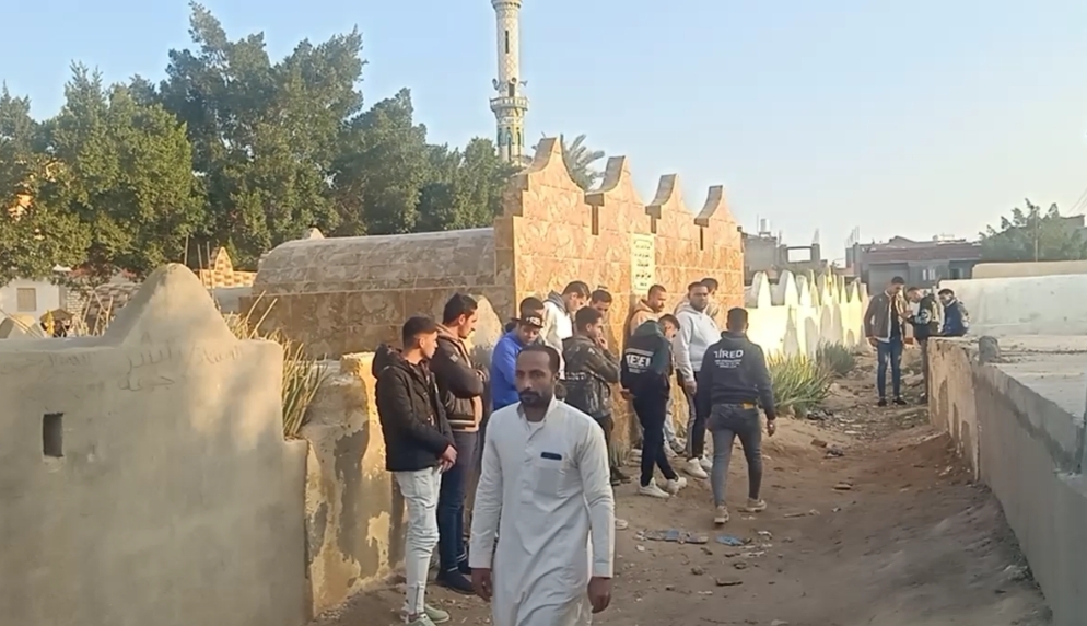 الحزن يكسو الوجوه .. جنازة كابتن يوسف رمضان بمسقط رأسه كوم حفص بالبحيرة