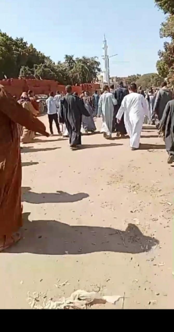 أهالي عزبة الجعب يودعون الطفلين .. ضحيتي انهيار منزل في أسيوط