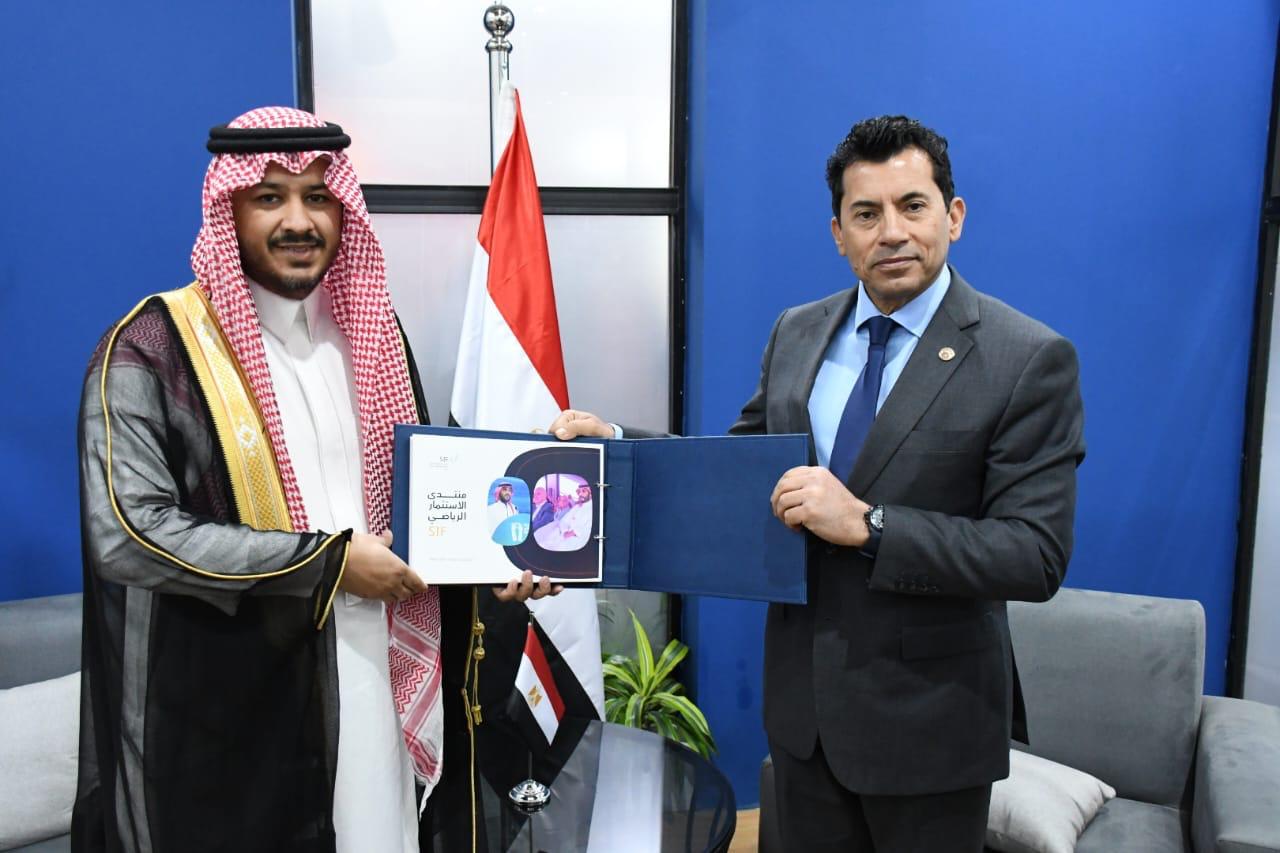 وزير الشباب والرياضة يتسلم إشارة البدء .. للمنتدى العالمي للاستثمار الرياضي بالرياض