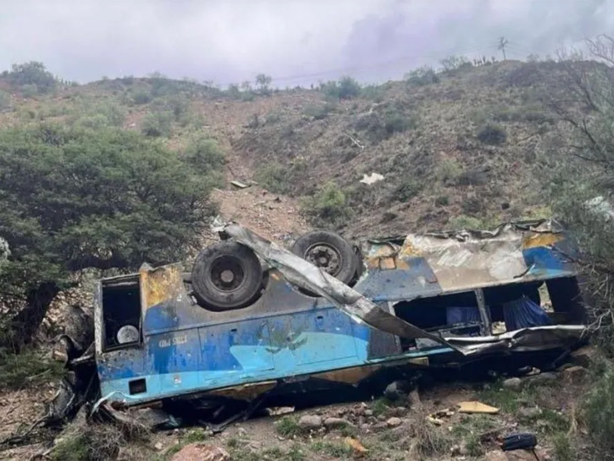 وفاة أكثر من 30 شخصا .. جراء سقوط حافلة في واد ببوليفيا