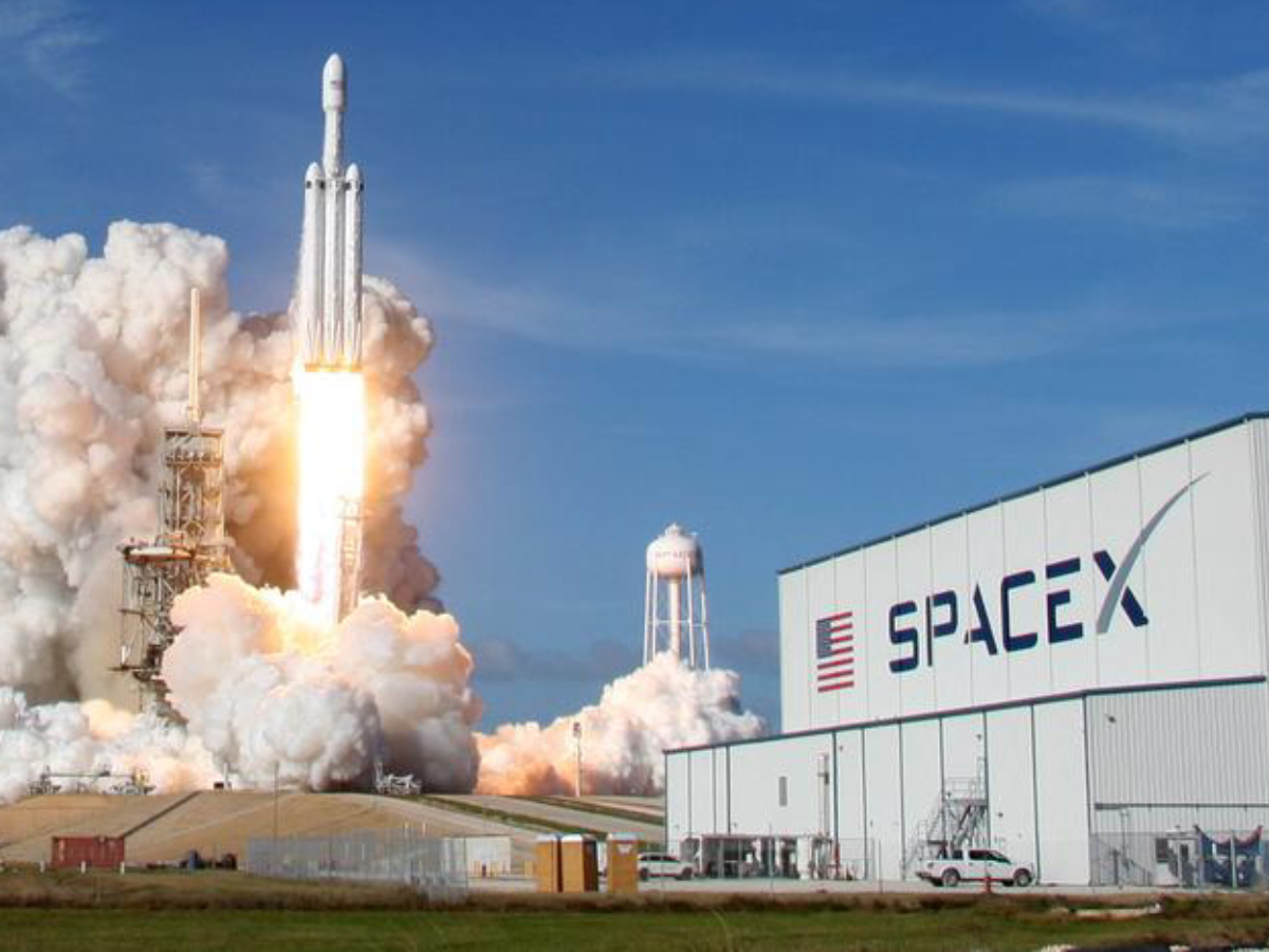 «سبيس إكس» الأمريكية .. تطلق 21 قمرا صناعيا إلى الفضاء - الخبر لايف