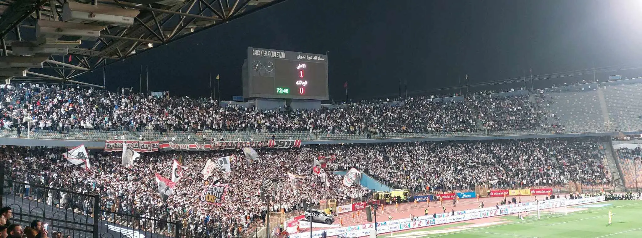 مشاهد مؤثرة في قمة الأهلي والزمالك.. الجماهير تكرم الشهداء