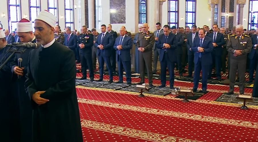 الرئيس يؤدى صلاة الجمعة بمسجد المشير..ويلتقى قادة القوات المسلحة