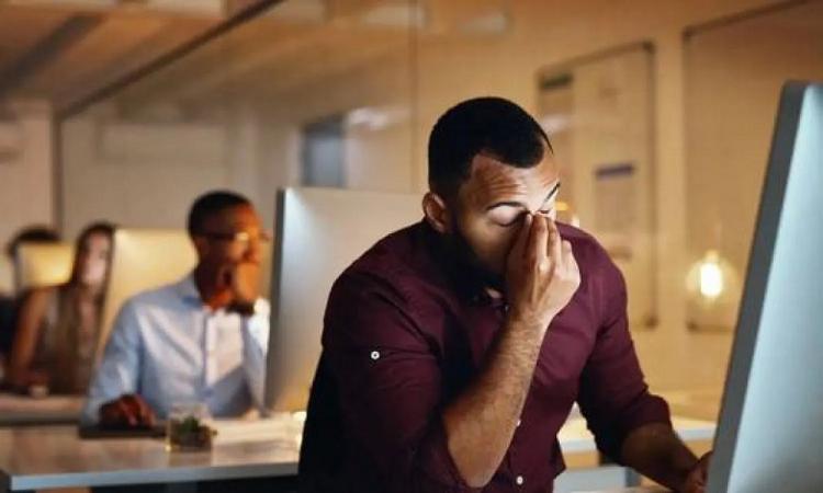الجلوس لساعات طويلة .. له نفس عواقب التدخين