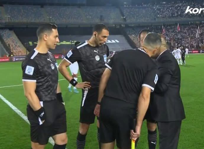 حكم قمة الأهلى والزمالك.. يعلن إنهاء اللقاء وانسحاب الأحمر