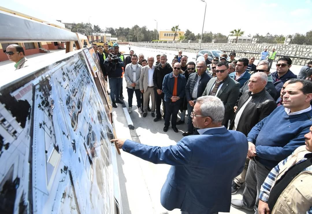 وزير الإسكان يتفقد محطة الصرف الصحي فى 15 مايو بطاقة 30 ألف م3/يوم