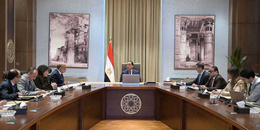رئيس الوزراء يستعرض مع وزيرى الكهرباء والاستثمار ملفات العمل المشتركة