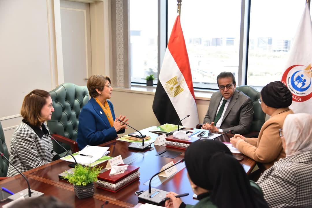 وزير الصحة يبحث مع مسئول دولى  التوسع فى تقديم خدمات تنمية الأسرة