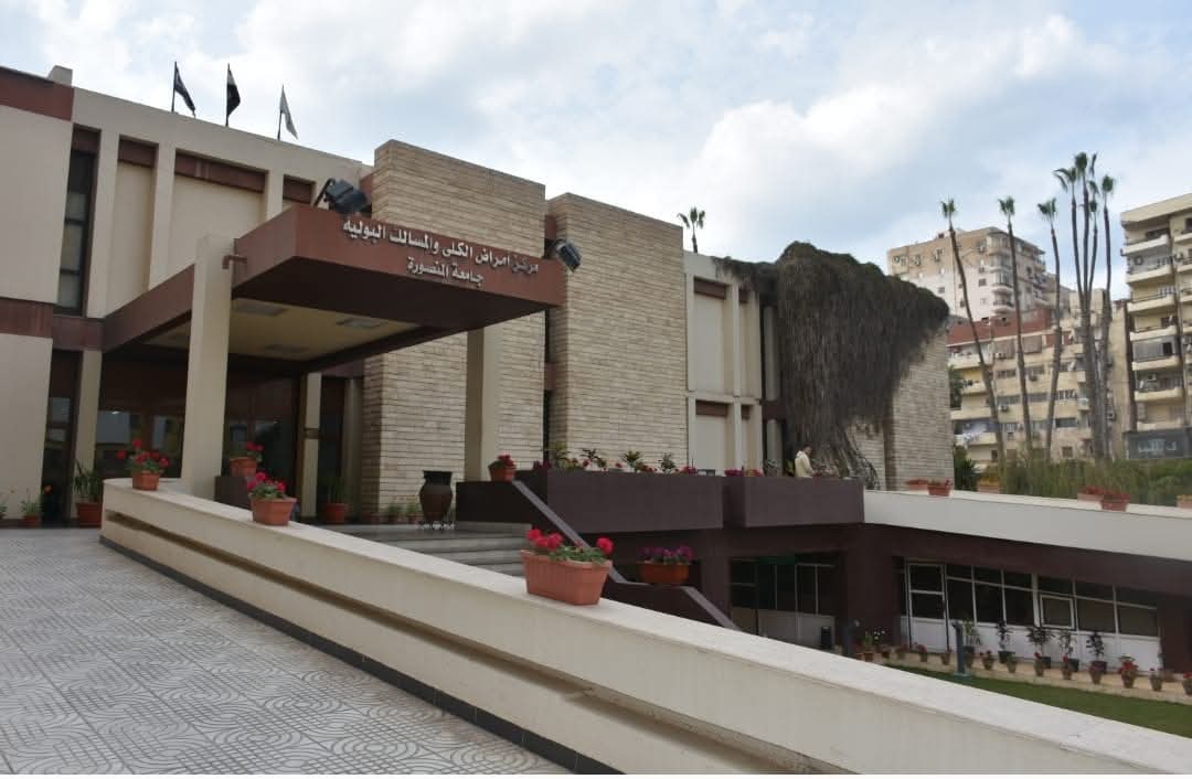 وزير التعليم العالى يهنئ جامعة المنصورة لحصول مركز الكلى على الاعتماد الإقليمى