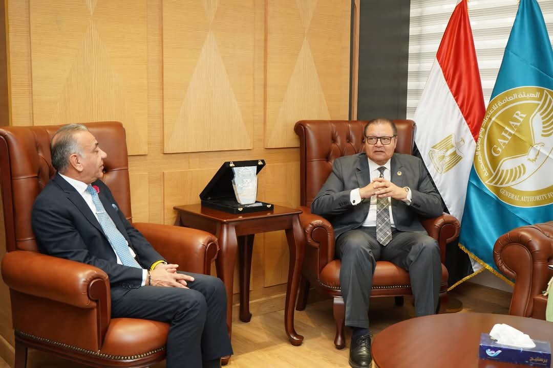 طه يبحث مع نقيب أطباء الأسنان انضمام عيادات ومراكز لمنظومة التأمين الصحى