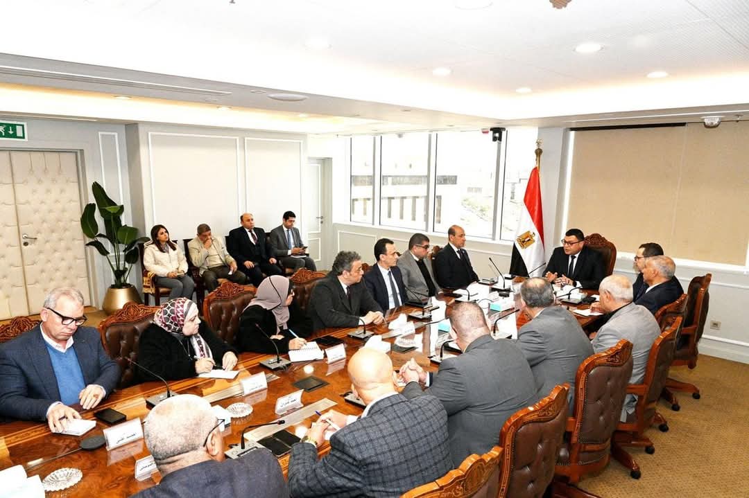 وزير الإسكان يتابع سير العمل بقطاعات المجتمعات العمرانية